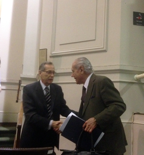De izquierda a derecha: Académico Adalberto Rodriguez Giavarini; Académico Jorge R. Vanossi